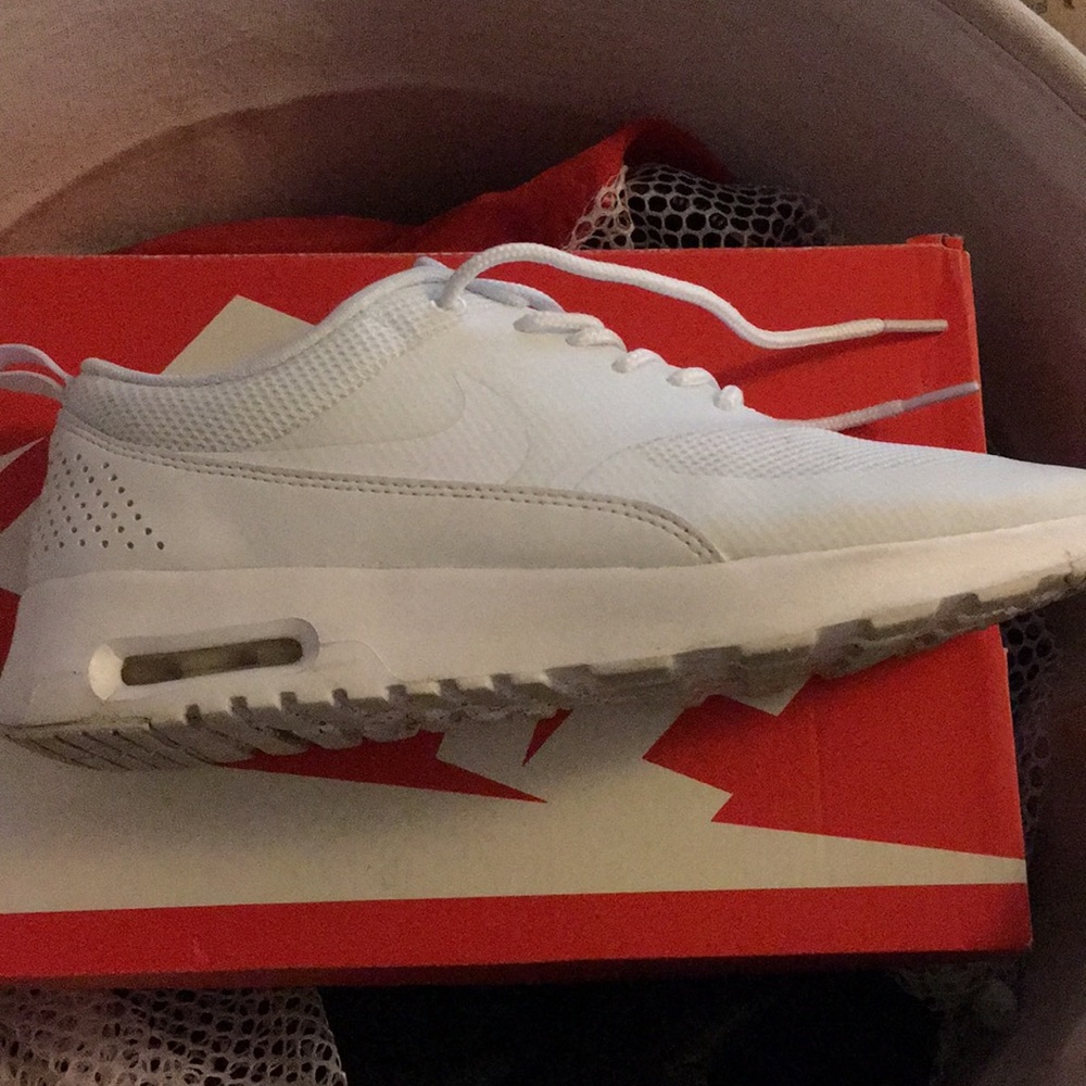 WOMENS 7.5 NIKE AIRMAX THERESA ALL WHITE